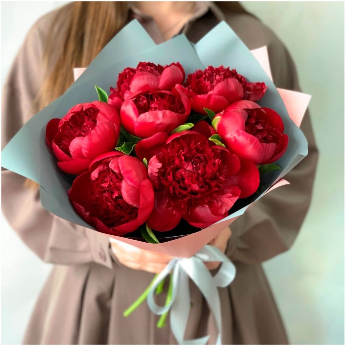 Букет 7 ярких пионов