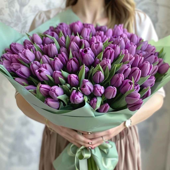 Букет 101 фиолетовый тюльпан