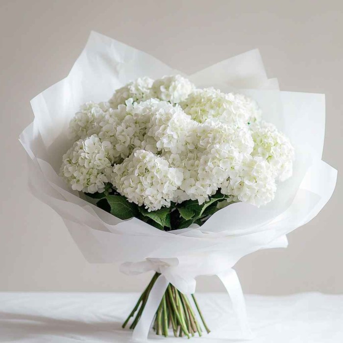 Букет 11 белых гортензий