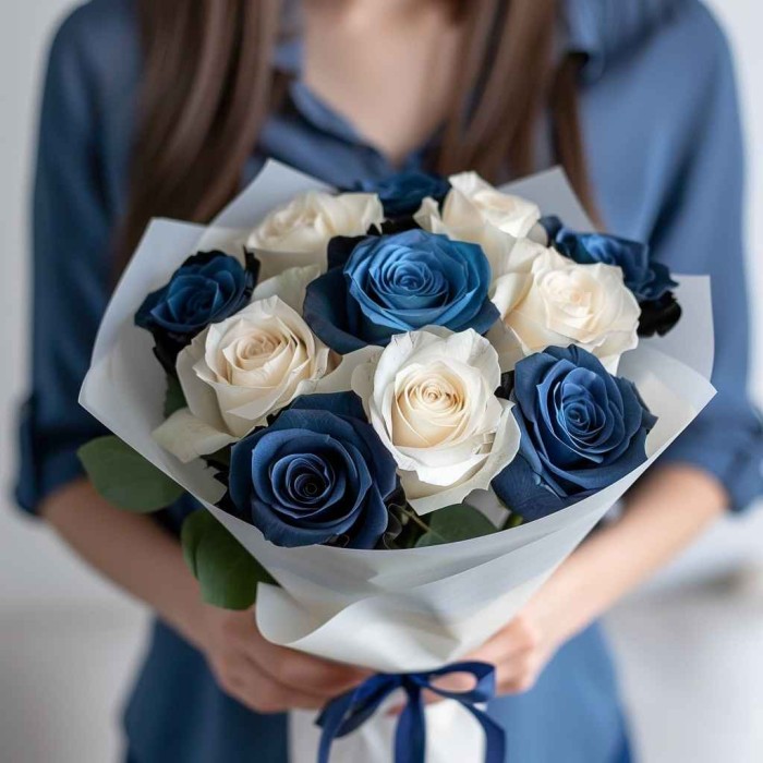 Букет 11 сине-белых роз