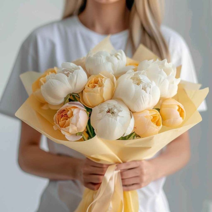 Букет 11 желто-белых пионов