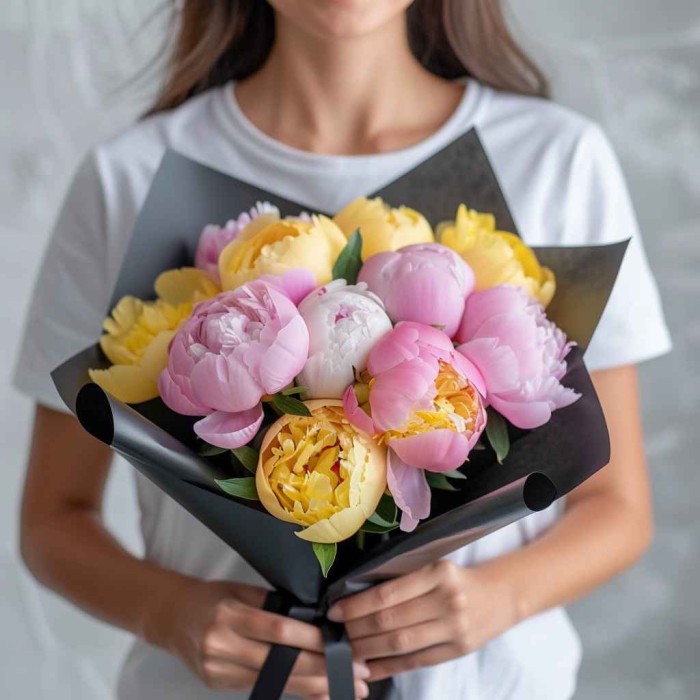 Букет 11 желто-розовых пионов