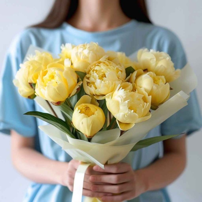 Букет 11 желтых махровых пионов