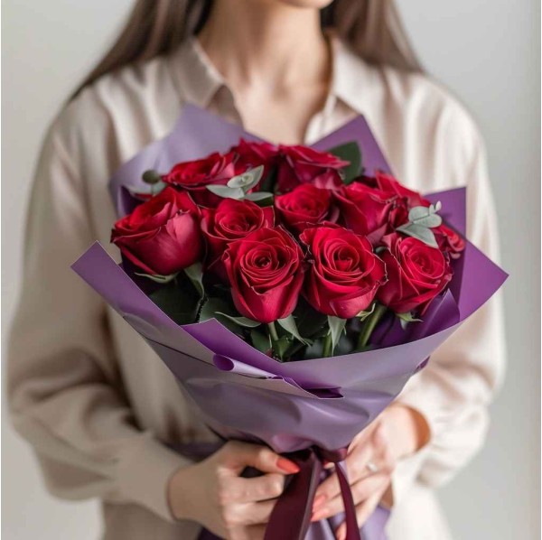 Алые розы 13 штук