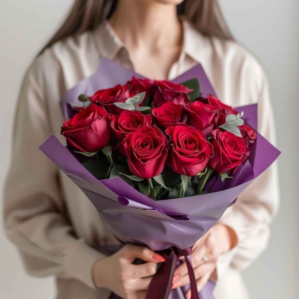 Алые розы 13 штук