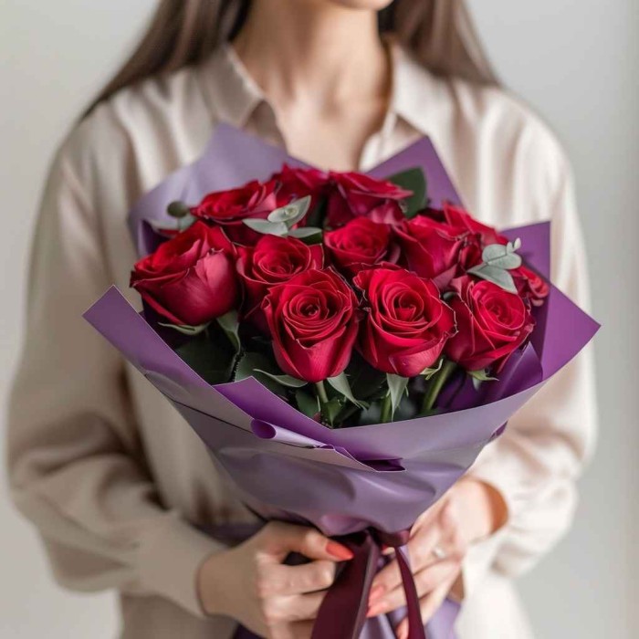 Букет из 13 алых роз