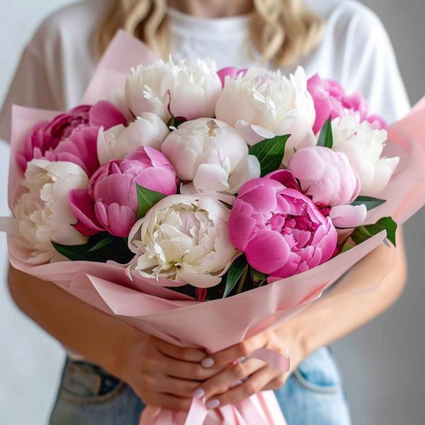 13 бело-розовых пионов