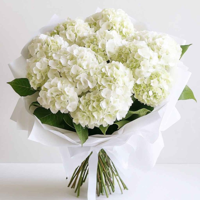 Букет 13 белых гортензий