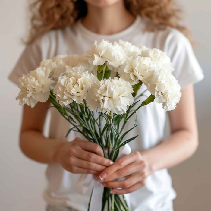 Букет 13 белых гвоздик