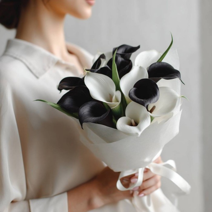 Букет 13 черно-белых калл