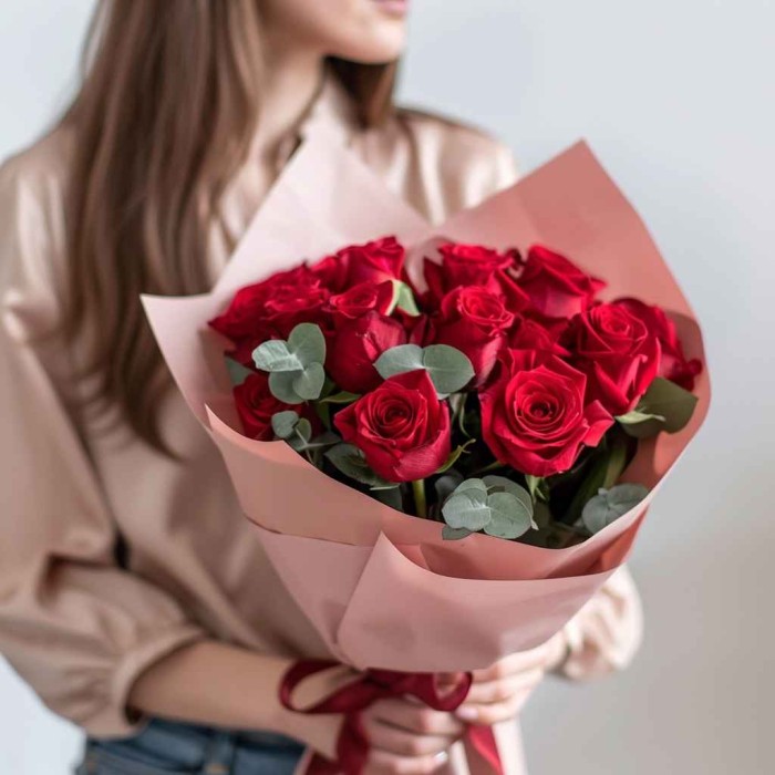 Букет из 13 красных роз