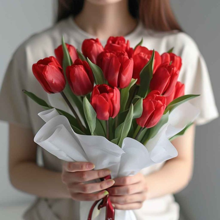 Букет 13 красных тюльпанов