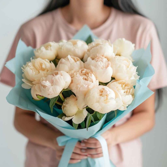 Букет 15 кремовых пионов