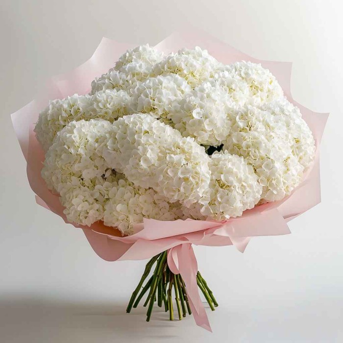 Букет 17 белых гортензий