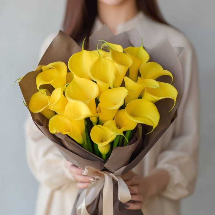 Букет 19 желтых калл