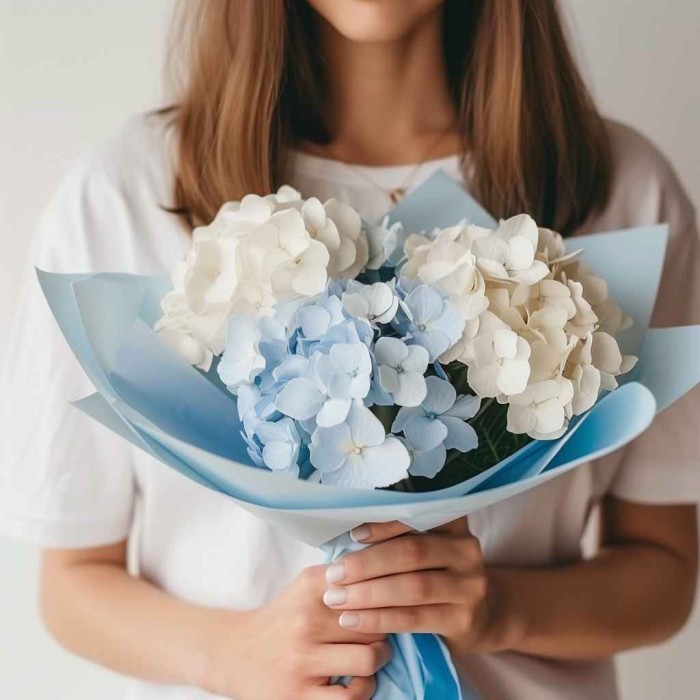 Букет 3 бело-голубые гортензии
