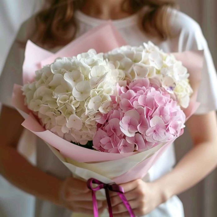 Букет 3 бело-розовые гортензии