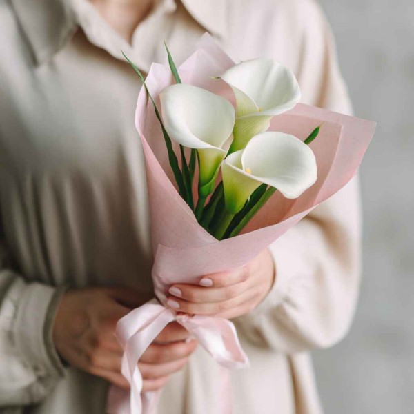 3 белые каллы