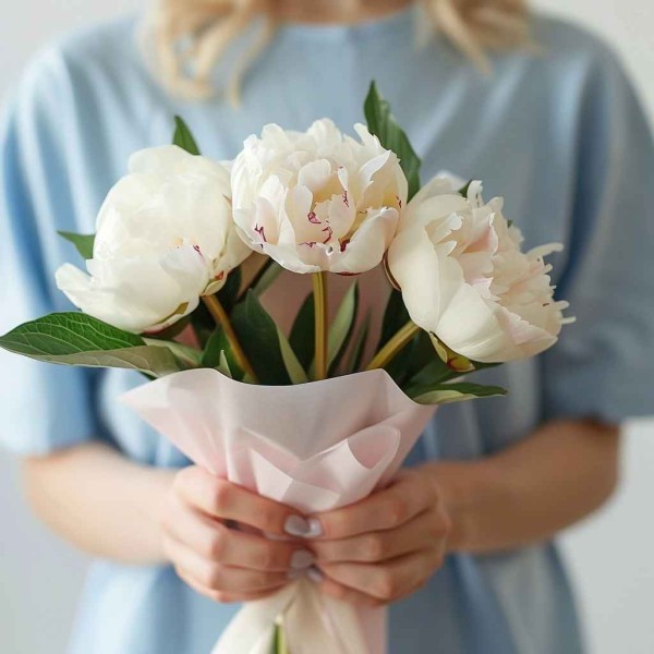 Букет 3 белых пиона