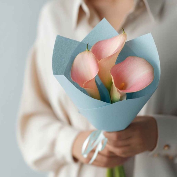 3 нежно-розовые каллы