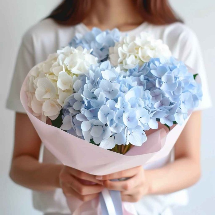 Букет 5 бело-синих гортензий
