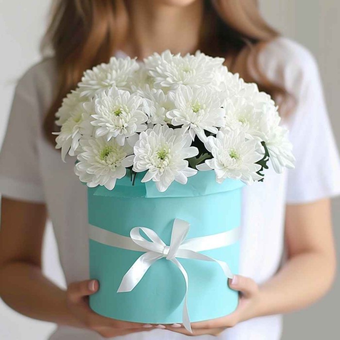 5 белых хризантем в коробке