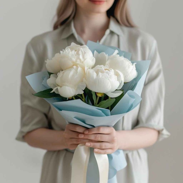 Букет 5 белых пионов