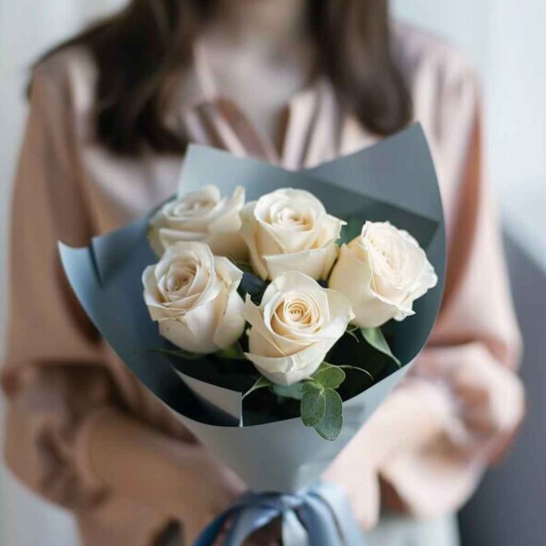 Букет из 5 белых роз