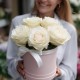 5 белых роз в маленькой коробке