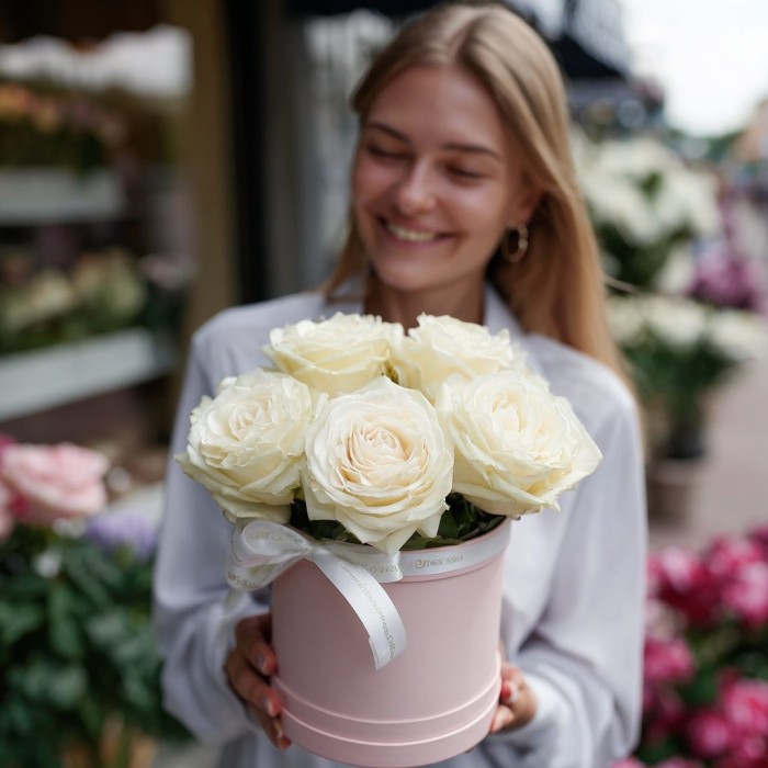 5 белых роз в маленькой коробке