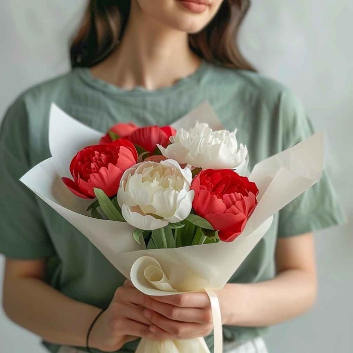Букет 5 красно-белых пионов