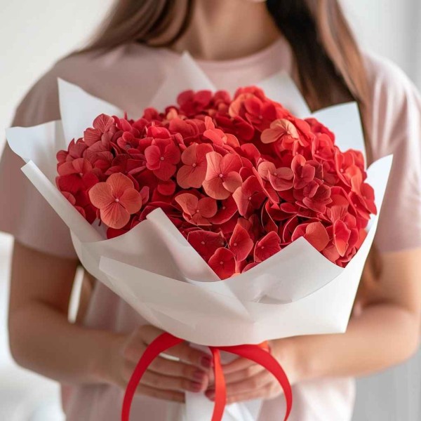 5 красных гортензий