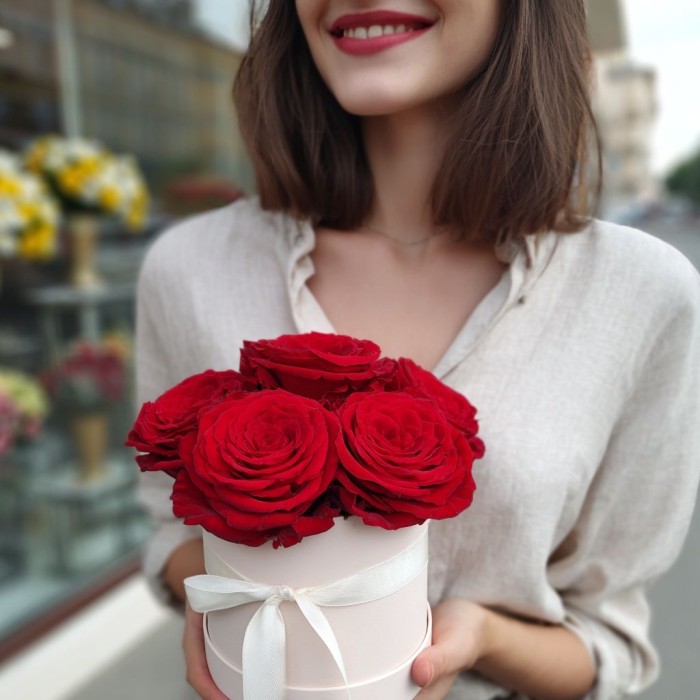 5 красных роз в маленькой коробке