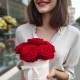 5 красных роз в маленькой коробке