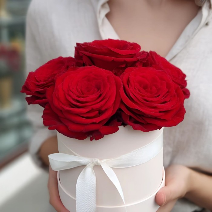 5 красных роз в маленькой коробке