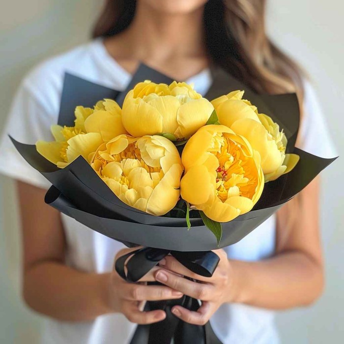 Букет 5 желтых пионов