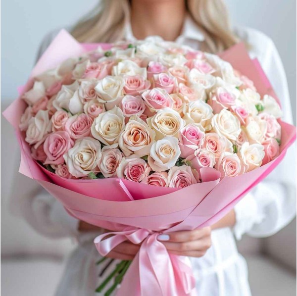 Подарок из бело-розовых роз 51 шт.