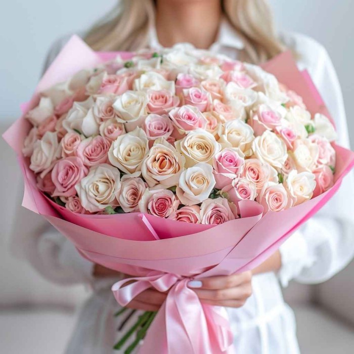 Букет 51 бело-розовая роза
