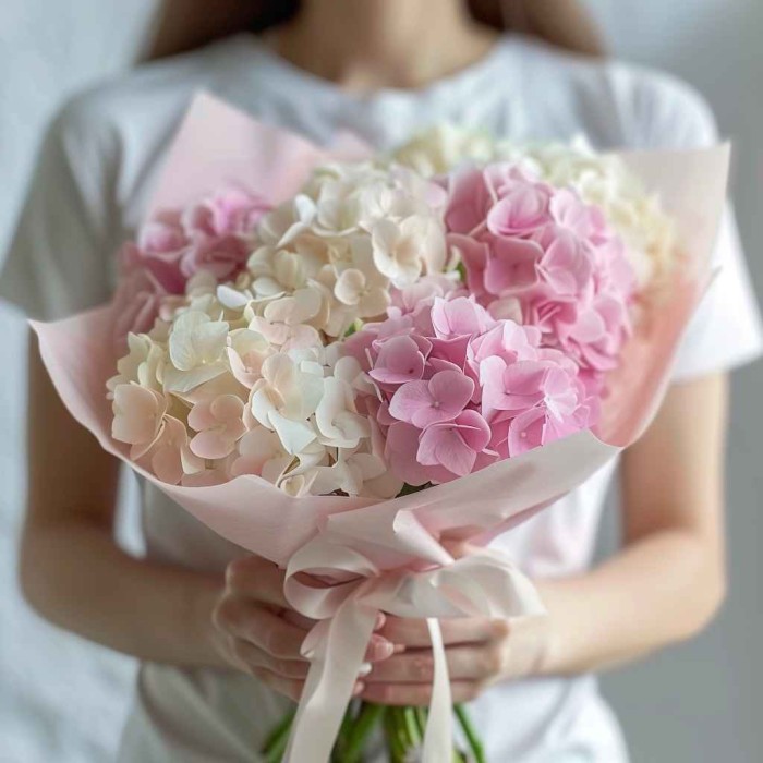 Букет 7 бело-розовых гортензий