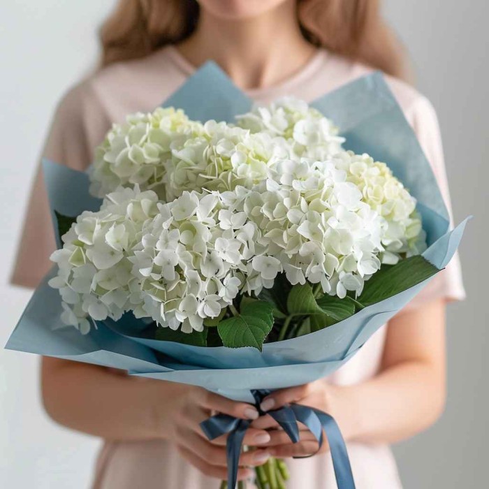 Букет 7 белых гортензий