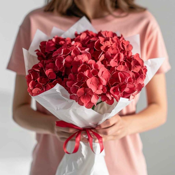 7 красных гортензий