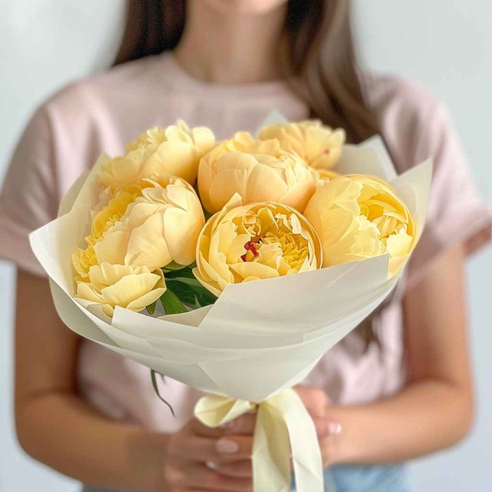 Букет 7 желтых пионов