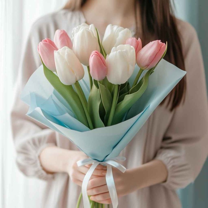 Букет 9 бело-розовых тюльпанов