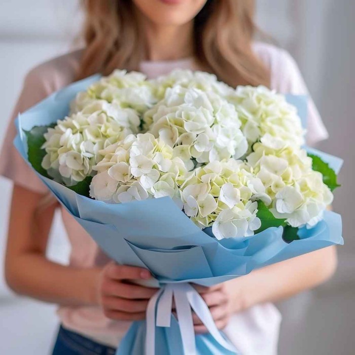 Букет 9 белых гортензий