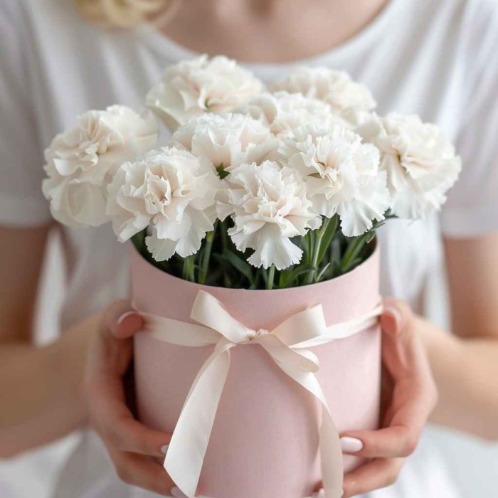 9 белых гвоздик в коробке