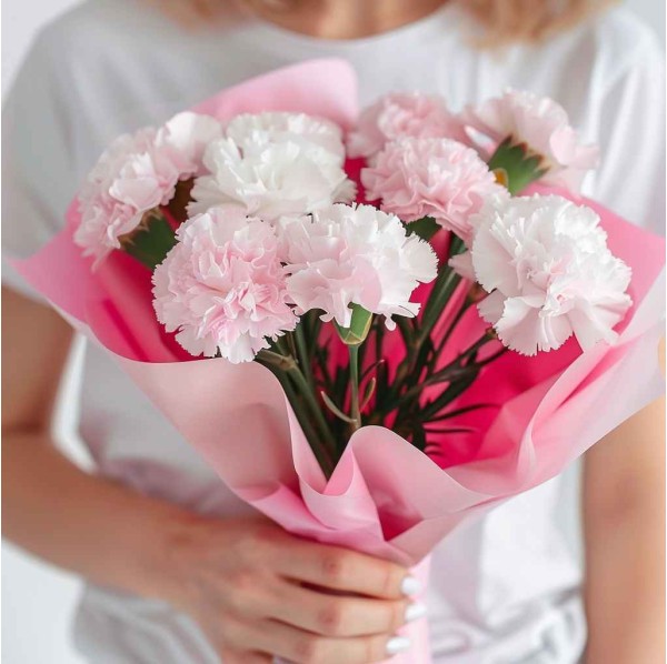 9 белых и розовых гвоздик