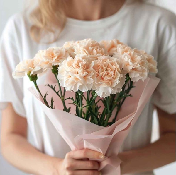 9 бежевых гвоздик