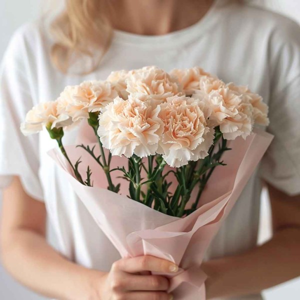 9 бежевых гвоздик