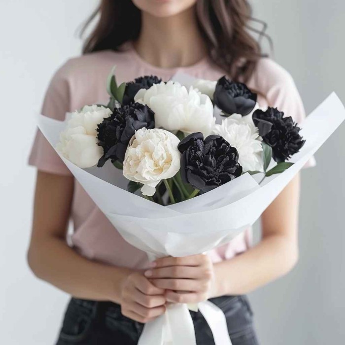 Букет 9 черно-белых пионов