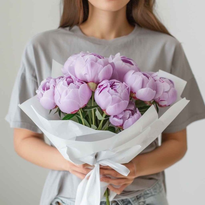 Букет 9 фиолетовых пионов